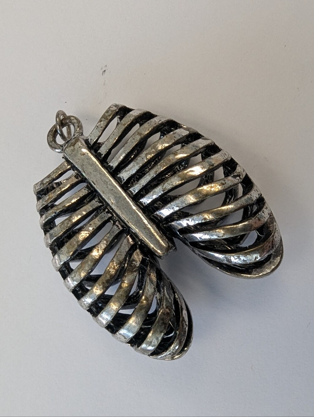 VTG SILVER TONE RIB CAGE PENDANT/CHARM - Picture 4 of 5